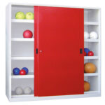 Schiebetürenschrank, Ballschrank - Schiebetüren - Trennwand - 8 Böden - 1.950x2.000x600 mm (HxBxT) - lichtgrau/rubinrot