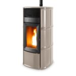 Pelletofen MCZ Suite Comfort Air 12 UP! 11,9 kW – Ausführung: Warm Grey ceramic